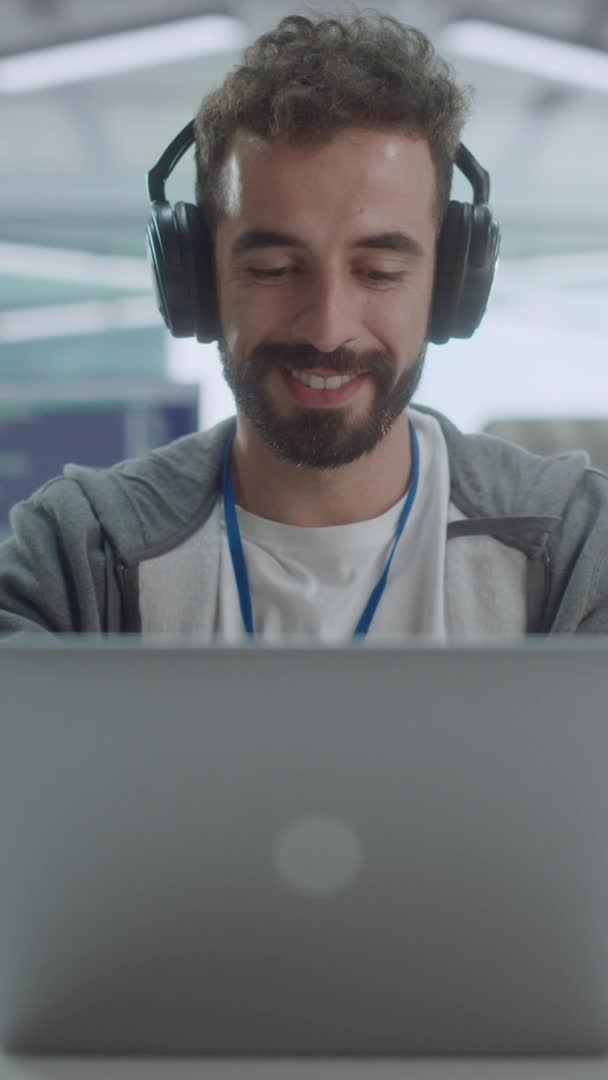 Lodret Screen Man arbejder på Computer i Office – Stock-video