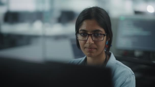 Femme travaillant sur ordinateur au bureau — Video