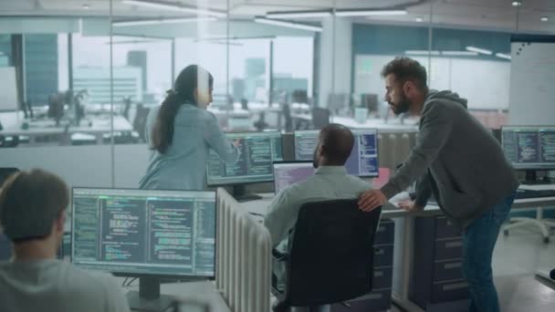Teamwerk op de computer in Office — Stockvideo