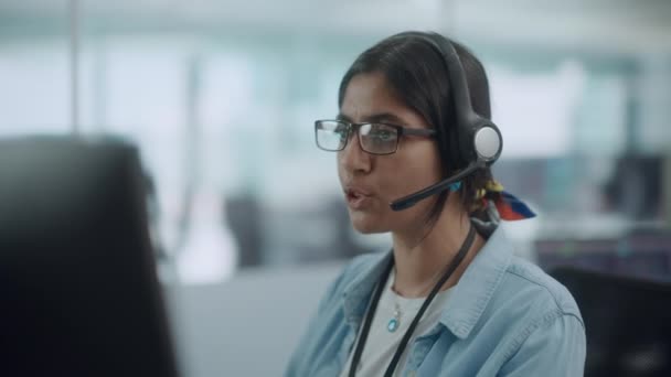 Vrouwelijke Customer Support Specialist Werken in Office — Stockvideo