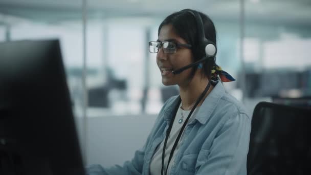 직장에서 일하는 여성 고객 지원 전문가 — 비디오