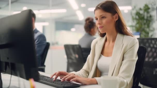 Ofisteki Bilgisayarda Çalışan Kadın Yönetici — Stok video