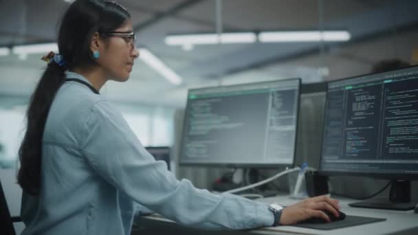 Vrouw werken op de computer in het kantoor — Stockvideo