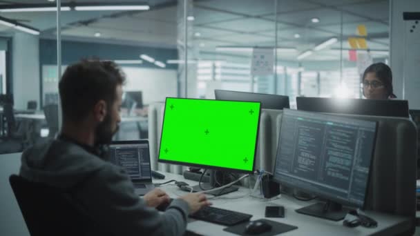 Persoon die werkt aan Green Screen Computer in Office — Stockvideo