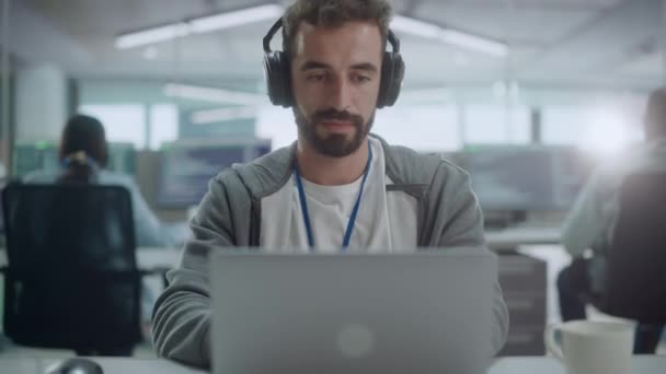 Людина працює в офісі на комп'ютері — стокове відео