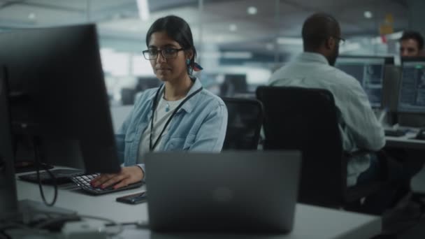 Mujer que trabaja en la computadora en la oficina — Vídeos de Stock