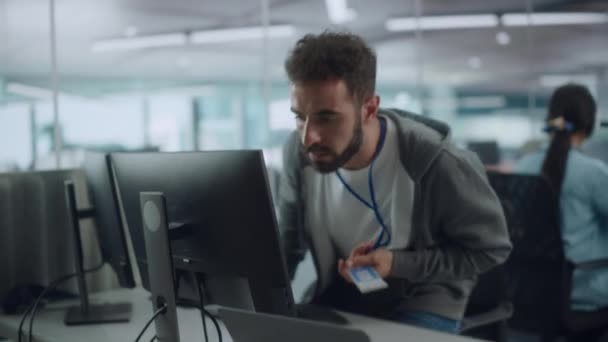 Человек, работающий за компьютером в офисе — стоковое видео