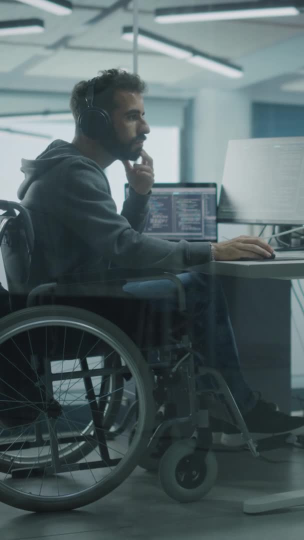 Κάθετος άτομο με αναπηρία οθόνης που εργάζεται στον υπολογιστή στο γραφείο — Αρχείο Βίντεο