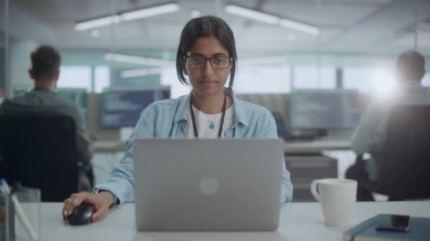 Vrouw werkt op kantoor op de computer — Stockvideo