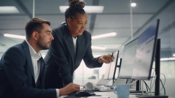 Kollegen reden bei der Arbeit im Büro — Stockvideo