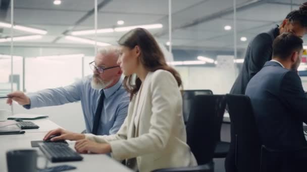 Zróżnicowani pracownicy pracujący nad komputerami w Biurze Biznesu — Wideo stockowe