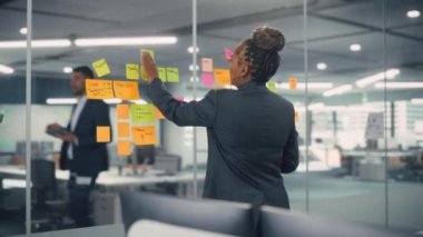 Afrikalı Amerikalı Kadın Proje Yöneticisi Ofiste Plan Üzerinde Çalışıyor