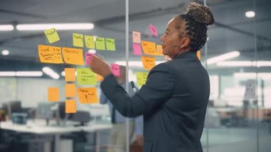 Afrikalı Amerikalı Kadın Proje Yöneticisi Ofiste Plan Üzerinde Çalışıyor