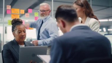 Çeşitli Ekip İş Buluşması Yapıyor