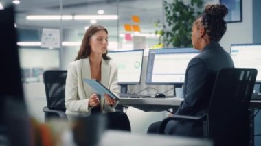 İki Bayan Meslektaşı İş Projesi Hakkında Toplantı Yapıyor