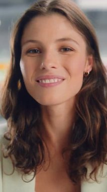 Ofiste Dikey Portre Kadın