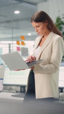 Ofiste Çalışan Dikey Görüntü Kadını