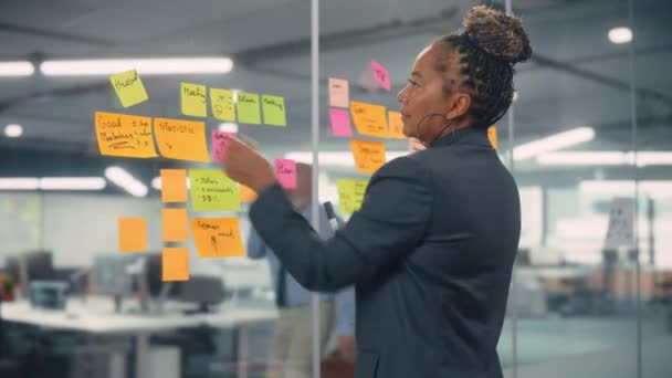 Afro-Amerikaanse vrouwelijke projectmanager werkt aan plan in Office — Stockvideo