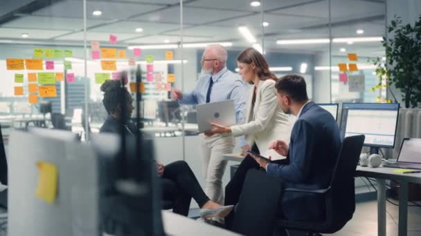 Různorodý tým má pracovní setkání v kanceláři — Stock video