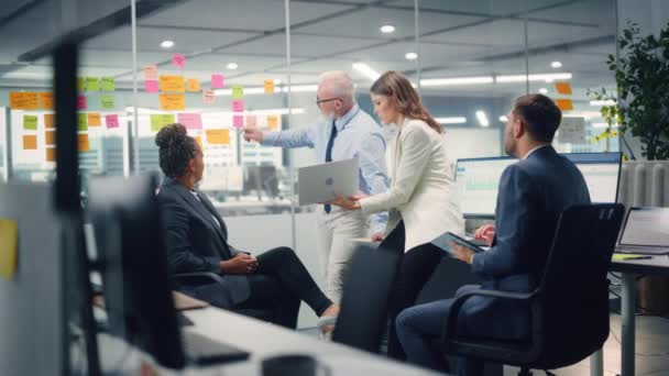 Equipo Diverso Tener Reunión de Trabajo en la Oficina de Negocios — Vídeos de Stock