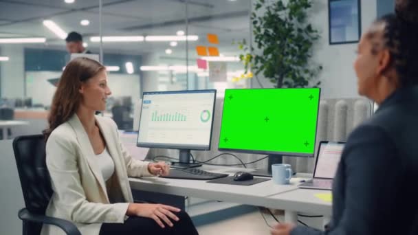 Dois colegas do sexo feminino tendo reunião olhando para tela verde — Vídeo de Stock