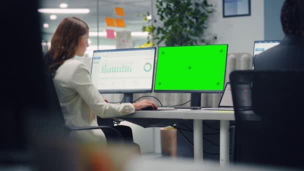 Manažerka pracující na počítači se zelenou obrazovkou v kanceláři — Stock video