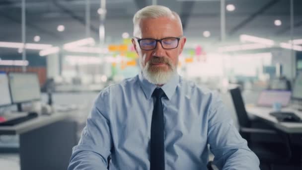 Starší mužský portrét v kanceláři — Stock video