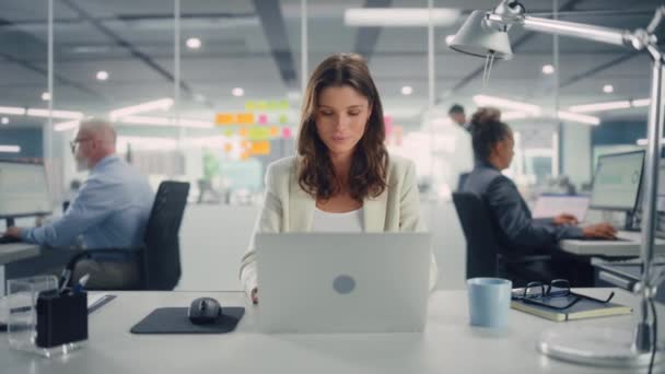 Gerente feminina trabalhando no computador portátil no escritório — Vídeo de Stock