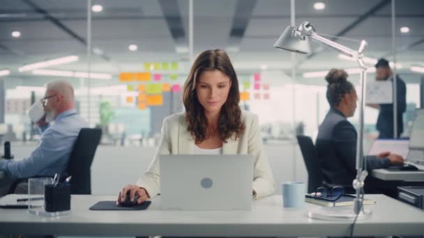 Femme gestionnaire travaillant sur ordinateur portable dans le bureau — Video