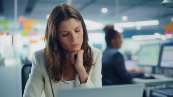 Gerente femenina que trabaja en la computadora portátil en la oficina — Vídeos de Stock