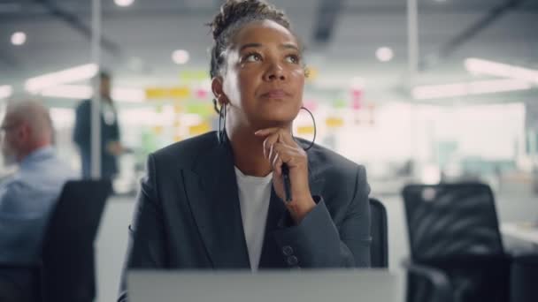 Ofiste Bilgisayar üzerine çalışan Afrikalı Amerikalı Kadın Yönetici — Stok video