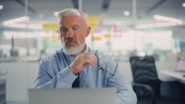 Senior zakenman werken op de computer — Stockvideo