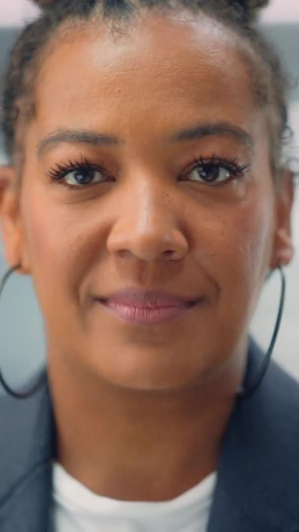사무실에 있는 아프리카 계 미국인 여성의 수직적 인 초상화 — 비디오
