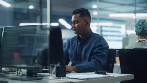 Hombre trabajando en la computadora en la oficina — Vídeo de stock