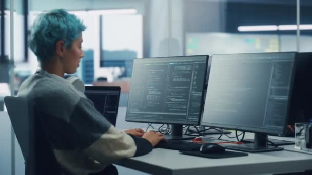 Mujer que trabaja en la computadora en la oficina — Vídeo de stock