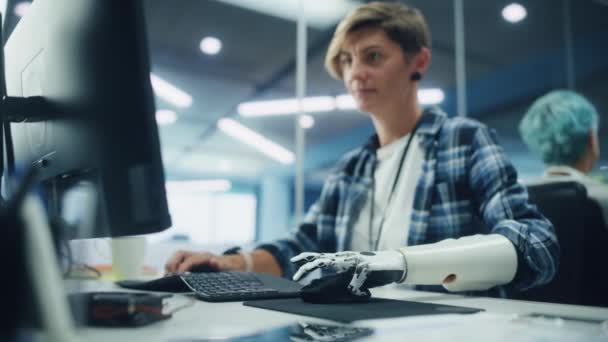Mujer con prótesis de mano en la computadora en la oficina — Vídeo de stock