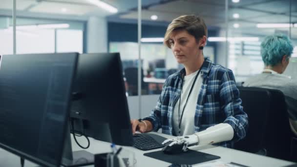 Mujer con prótesis de mano en la computadora en la oficina — Vídeo de stock