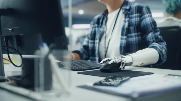 Donna con protesi Lavoro a mano sul computer in ufficio — Video Stock