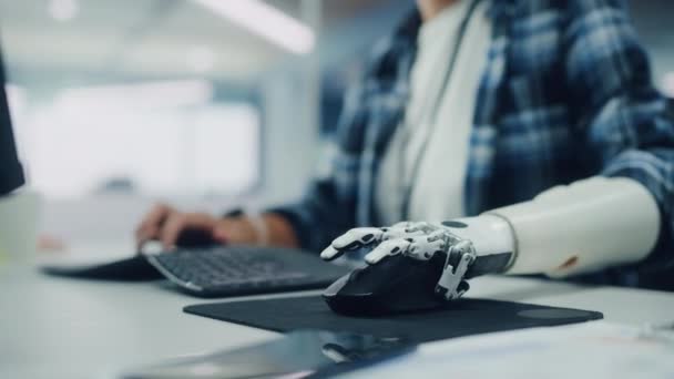 オフィスのコンピュータ上で義肢の手の仕事を持つ女性 — ストック動画