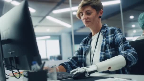 Mujer con prótesis de mano en la computadora en la oficina — Vídeos de Stock