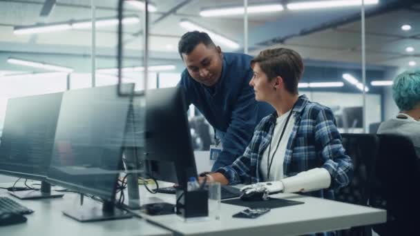 Frau mit Handprothese arbeitet im Büro am Computer — Stockvideo