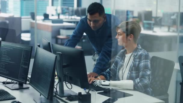 Femme avec prothèse de la main Parlez avec un collègue au bureau — Video