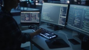 Protez elli bir kadın bilgisayar üzerinde çalışıyor.