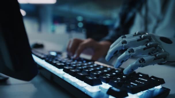 Женщина с протезной рукой работает на компьютере темной — стоковое видео