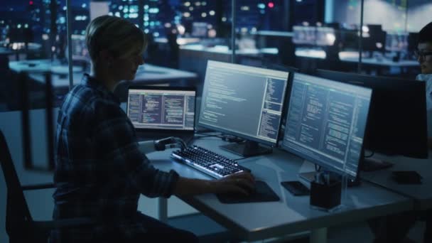 Жінка з протезною рукою працює на комп'ютері Dark — стокове відео