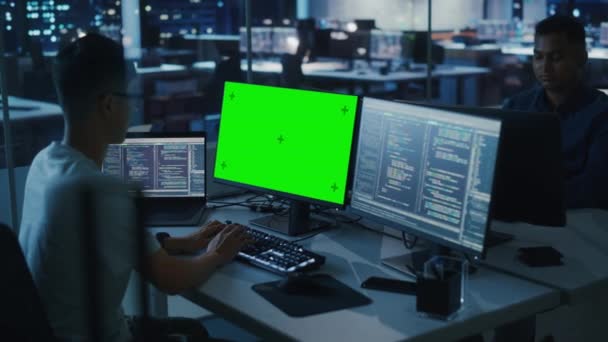 Mann arbeitet am Green Screen Computer Dark — Stockvideo