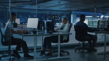 Ofis karanlığında insanlar çalışır.