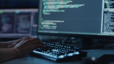 Adam Bilgisayar Koyu Üzerinde Çalışıyor