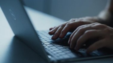 Dizüstü bilgisayarda çalışan kişi