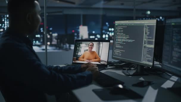 L'homme sur la vidéoconférence au bureau — Video